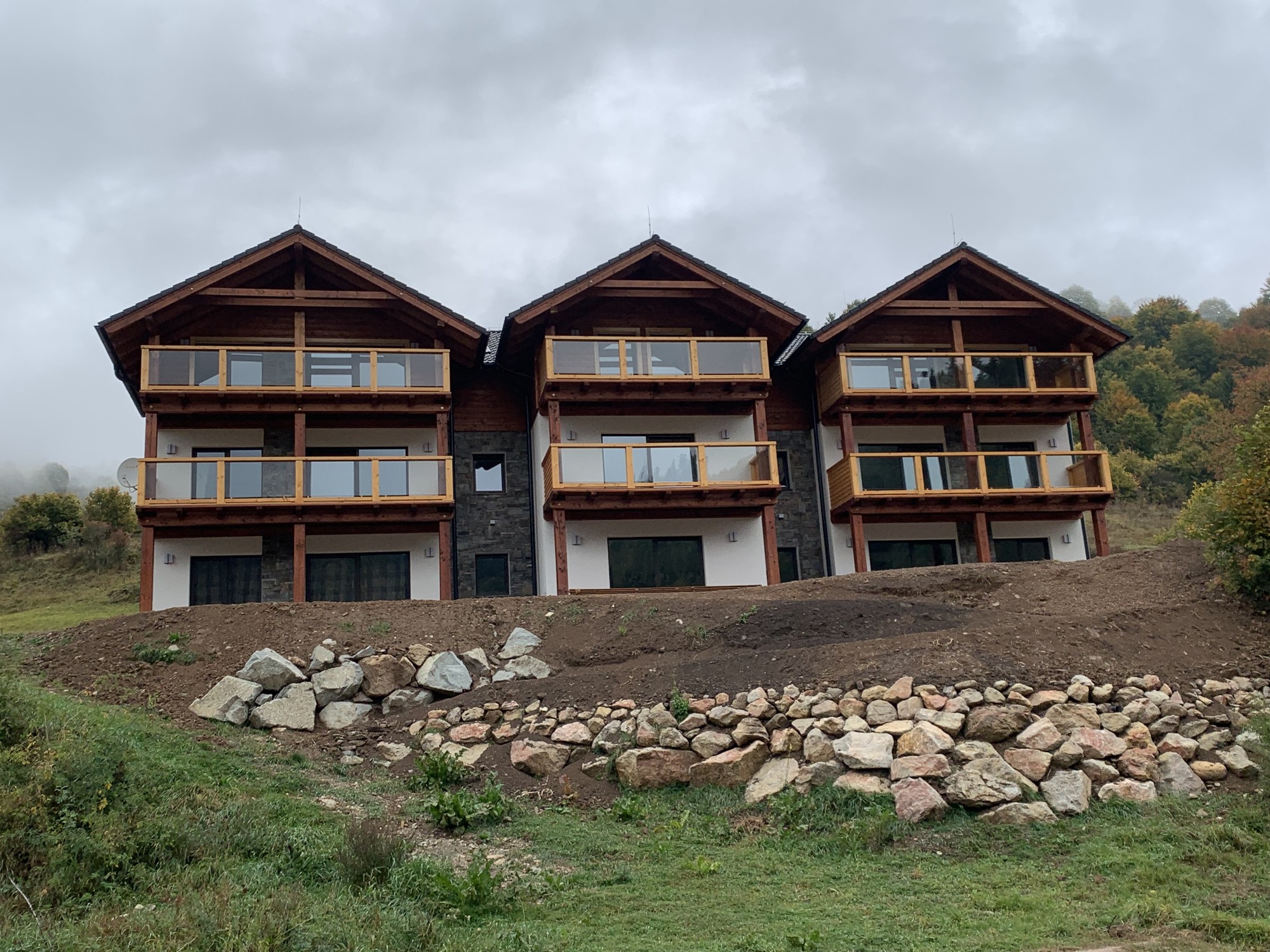 Sklenené zábradlie balkónov v apartmánovom dome